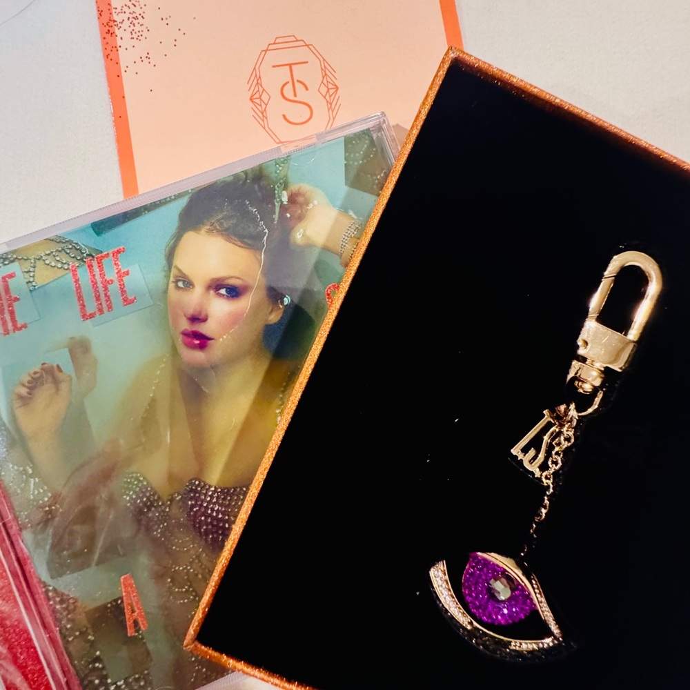 Taylor Swift Life of a Showgirl: SWEAT & VANILLA PERFUME Keychain & CD Set
